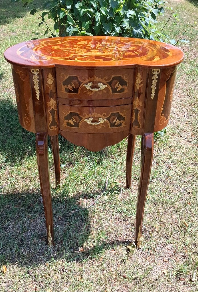 Frans Louis XV bijzettafel met marqueterie en bronzen beslag, Ophalen