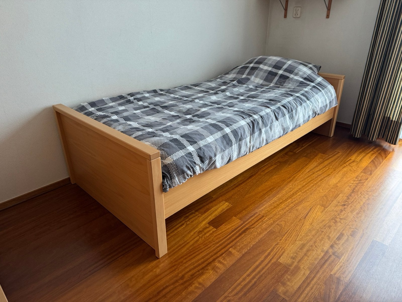 Hulsta eenpersoons bed te koop, Huis en Inrichting, Ophalen, 90 cm, Eenpersoons, Bruin