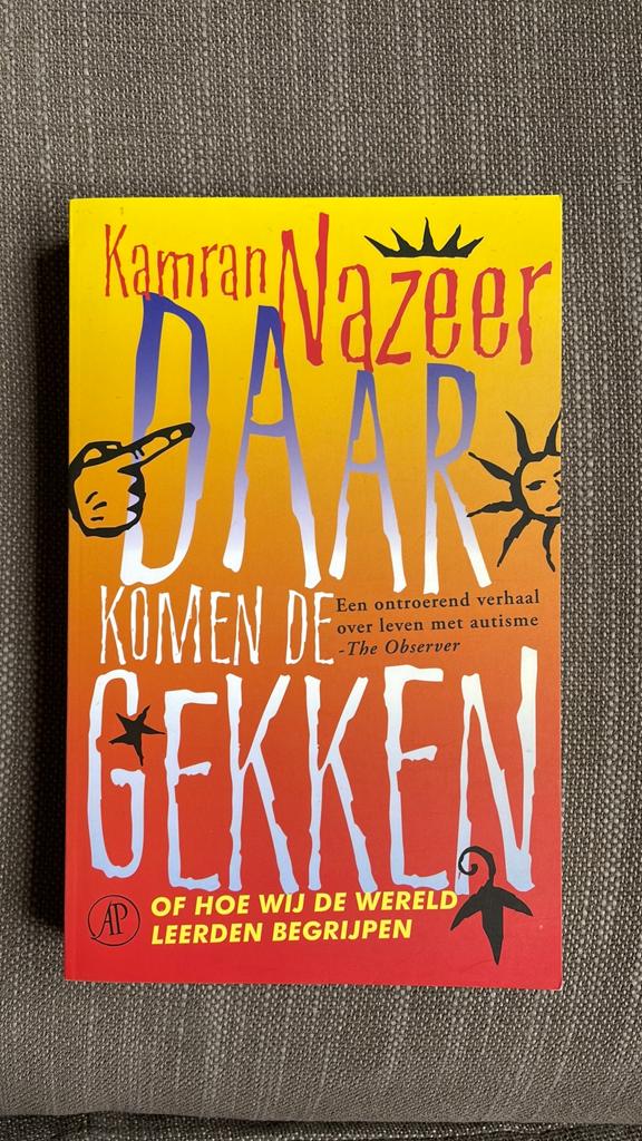 K. Nazeer - Daar komen de gekken, Ophalen of Verzenden, Zo goed als nieuw, K. Nazeer