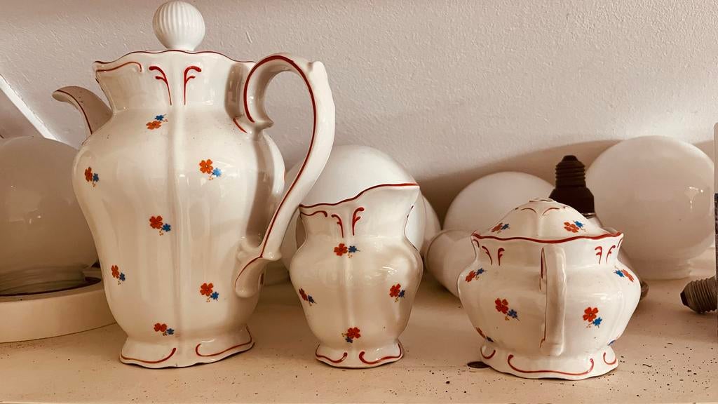 Vintage Theeset: Theepot, Melkkan, Suikerpot (handvat mist), Ophalen