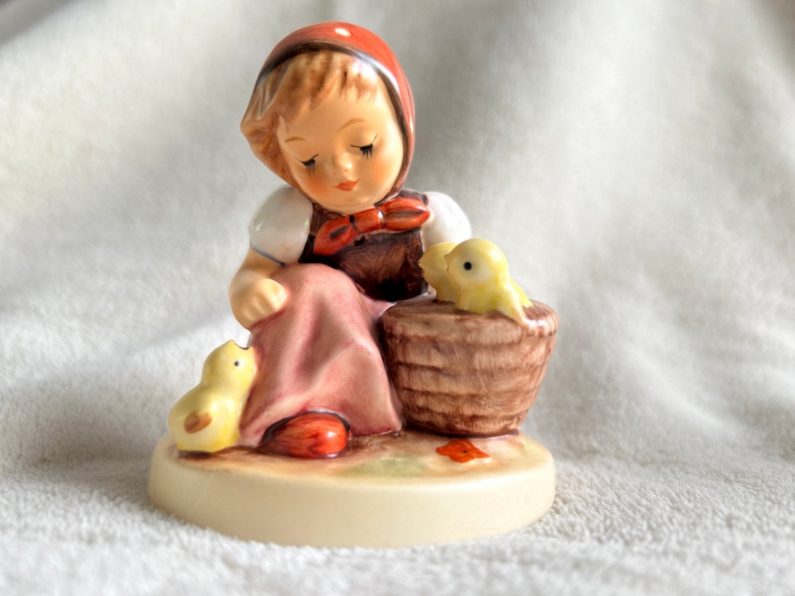 Hummel beeldje: Meisje met kuikens (Goebel 1984), Ophalen of Verzenden, Zo goed als nieuw, Hummel