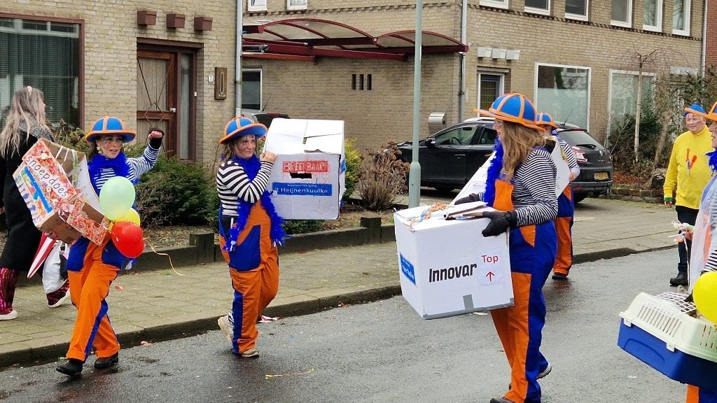 loopgroep foam hoed oranje tuinbroek 15 st., Kleding | Dames, Ophalen of Verzenden, Maat 46/48 (XL) of groter, Carnaval
