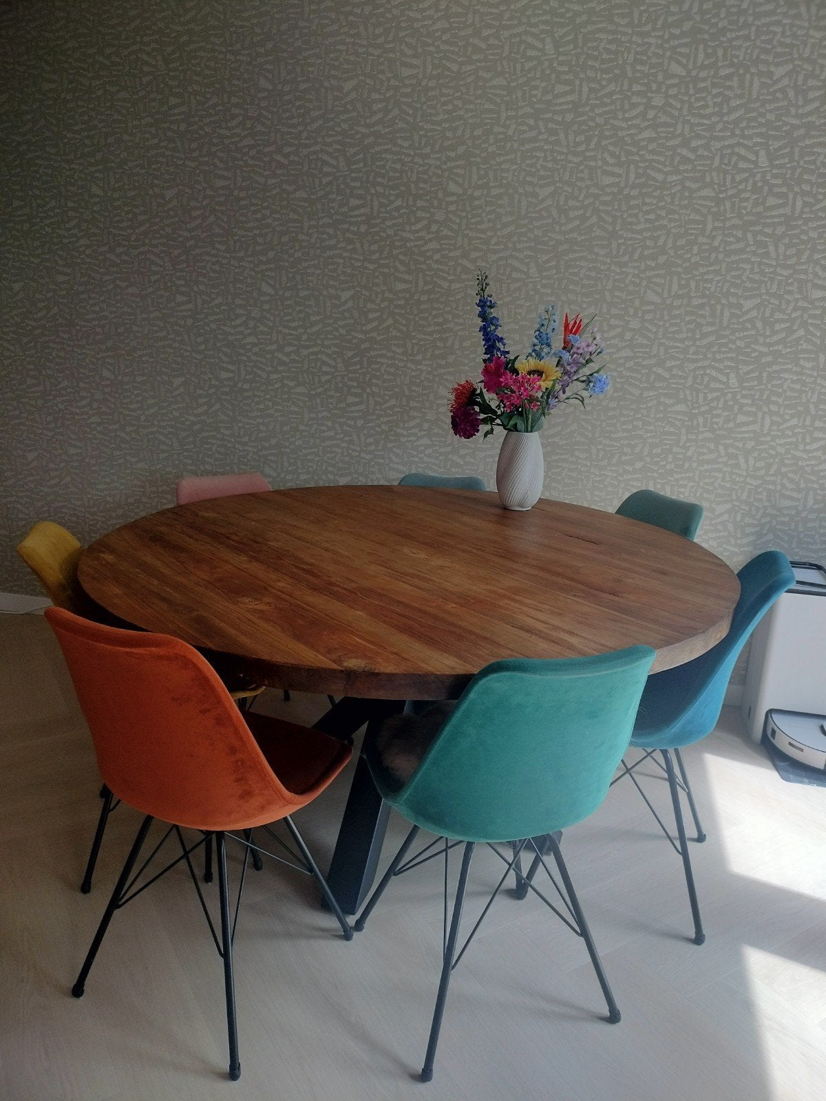 Ronde eettafel van massief teak hout met metalen onderstel, Huis en Inrichting, Tafels | Eettafels, Modern, Industrieel, 150 tot 200 cm