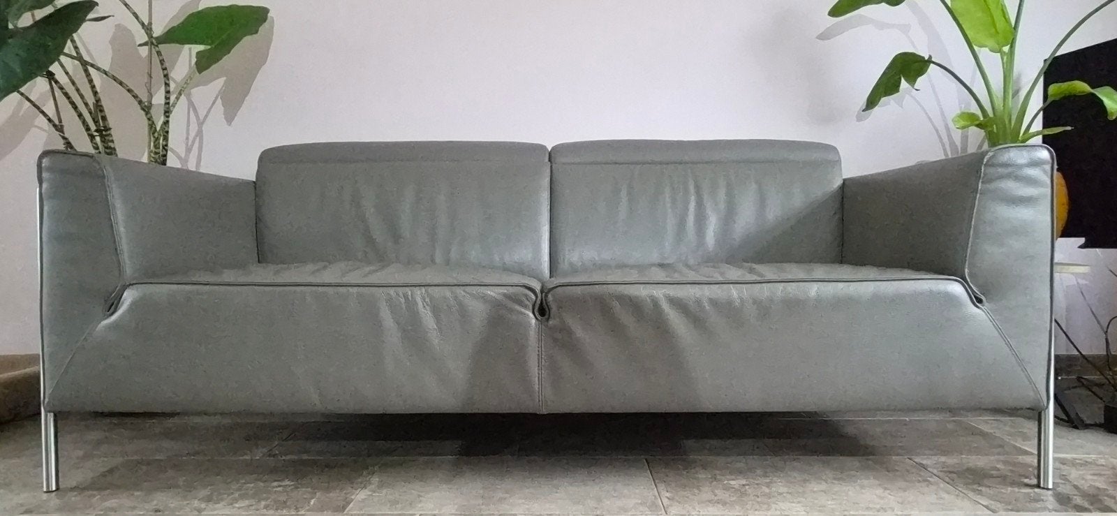 Moderne taupe leren 2,5-zits bank met chromen poten, Ophalen, Driepersoons, 75 tot 100 cm, Zo goed als nieuw