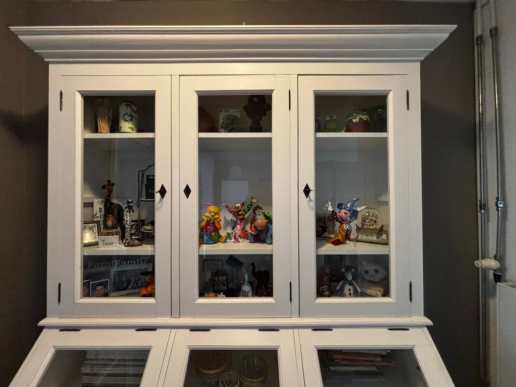 Witte vitrinekast met glazen deuren en lades, 100 tot 150 cm, Ophalen of Verzenden, Zo goed als nieuw, Met lade(s)