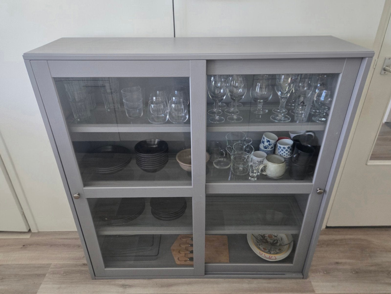 Havsta vitrinekast grijs, Ophalen, Met deur(en), 100 tot 150 cm, Glas