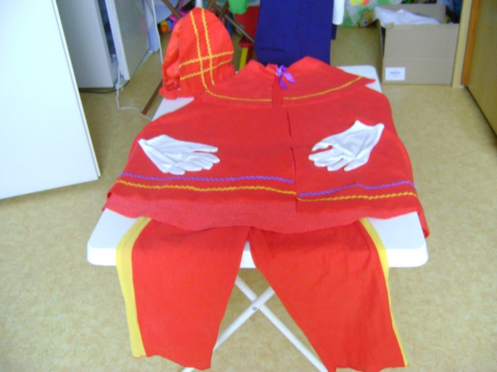 4 del sint fleeze cape broek mijter en handschoenen, Diversen, Sinterklaas, Ophalen of Verzenden, Zo goed als nieuw