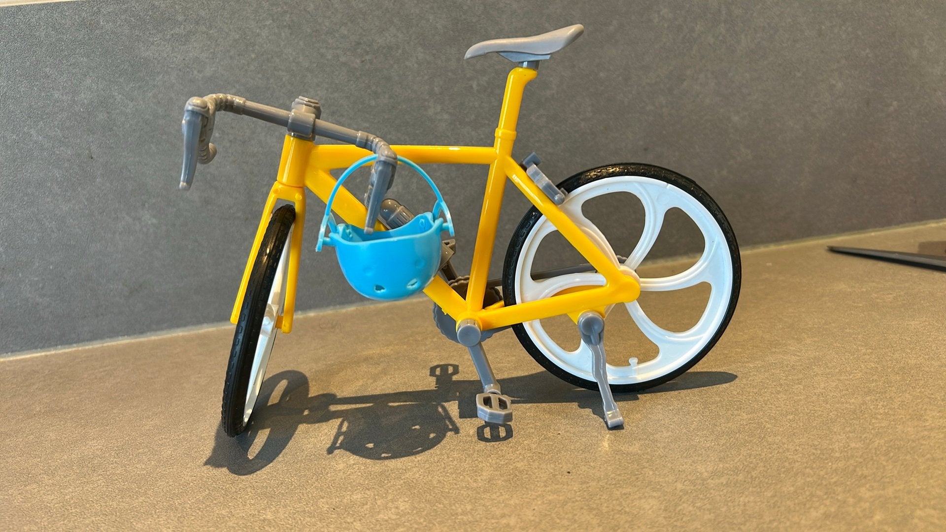 Miniatuur fiets geel - decoratie of speelgoed voor Barbie, Ophalen of Verzenden, Zo goed als nieuw