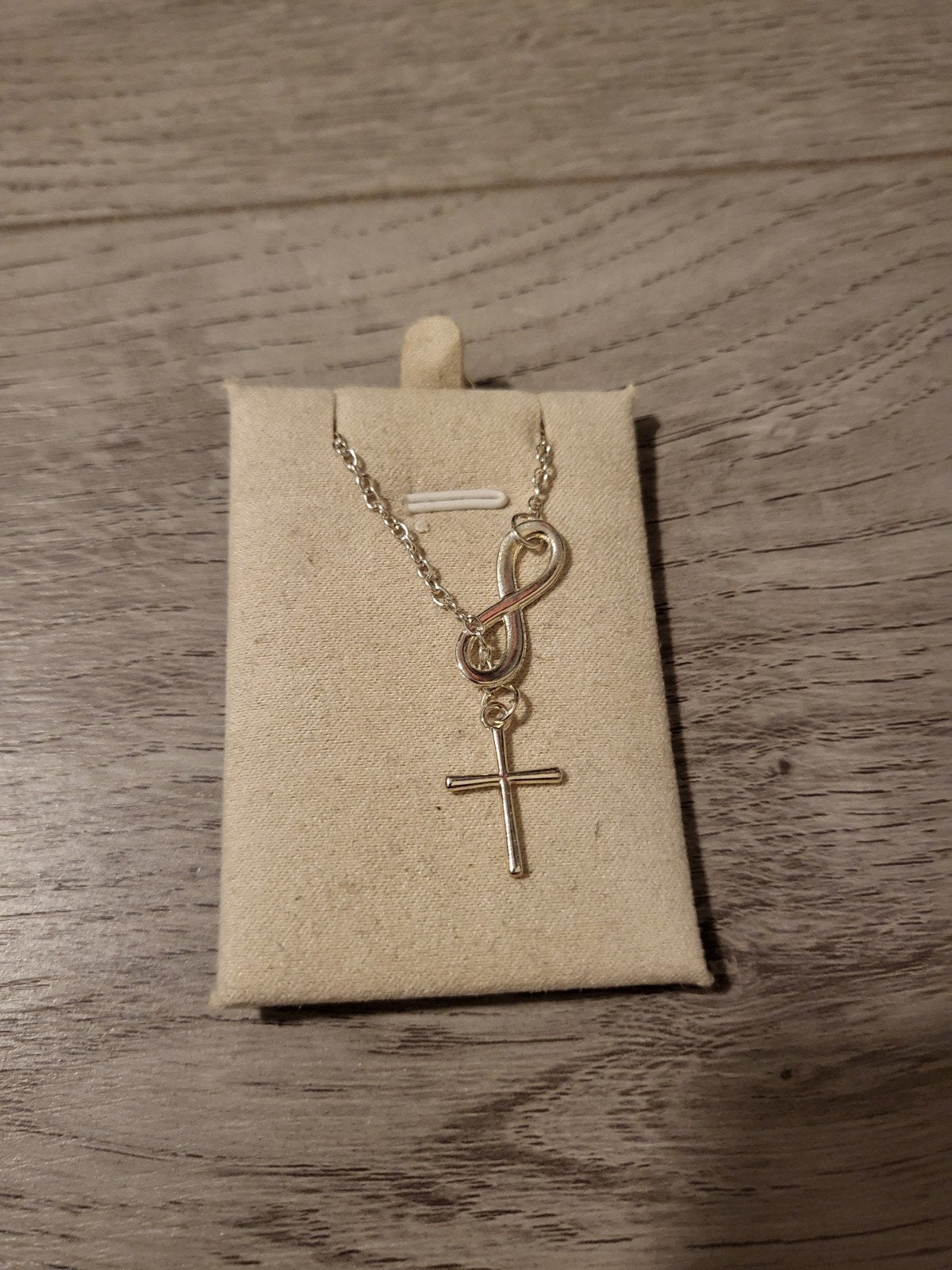 Nieuwe zilverkleurige ketting met kruis en infinity teken, Overige materialen, Verstelbaar, Nieuw, Ophalen of Verzenden