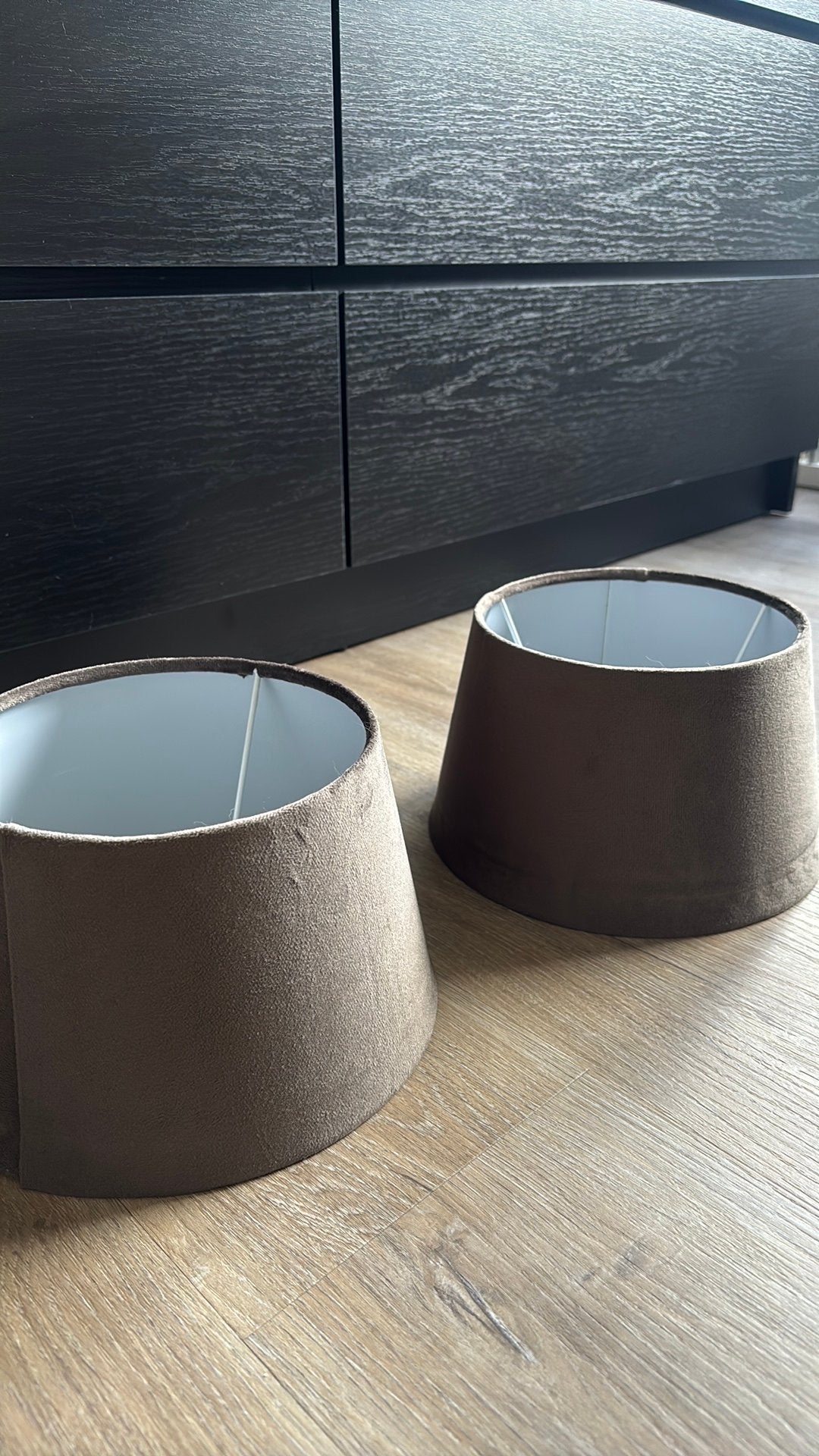 2 lampenkappen suede, Ophalen, Zo goed als nieuw