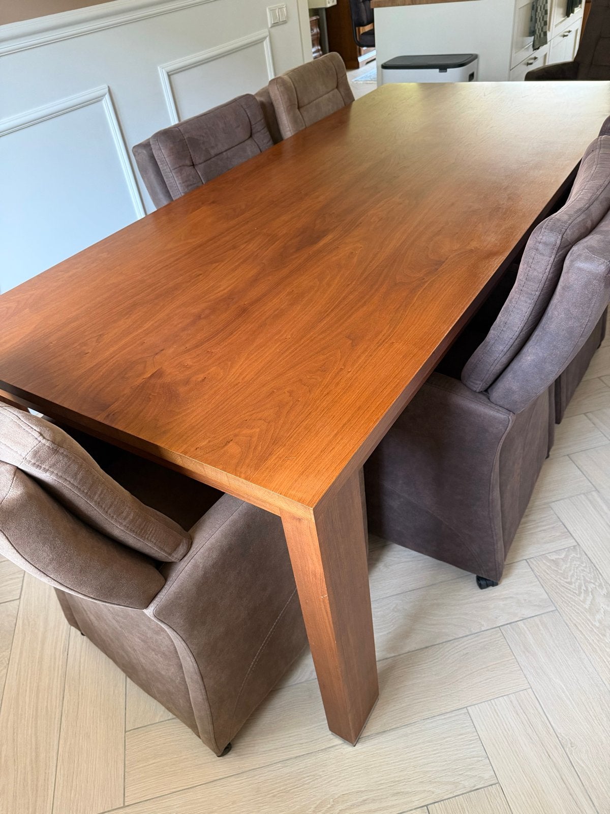 Foto 5 van Eettafel met 6 luxe eetkamerstoelen op wieltjes