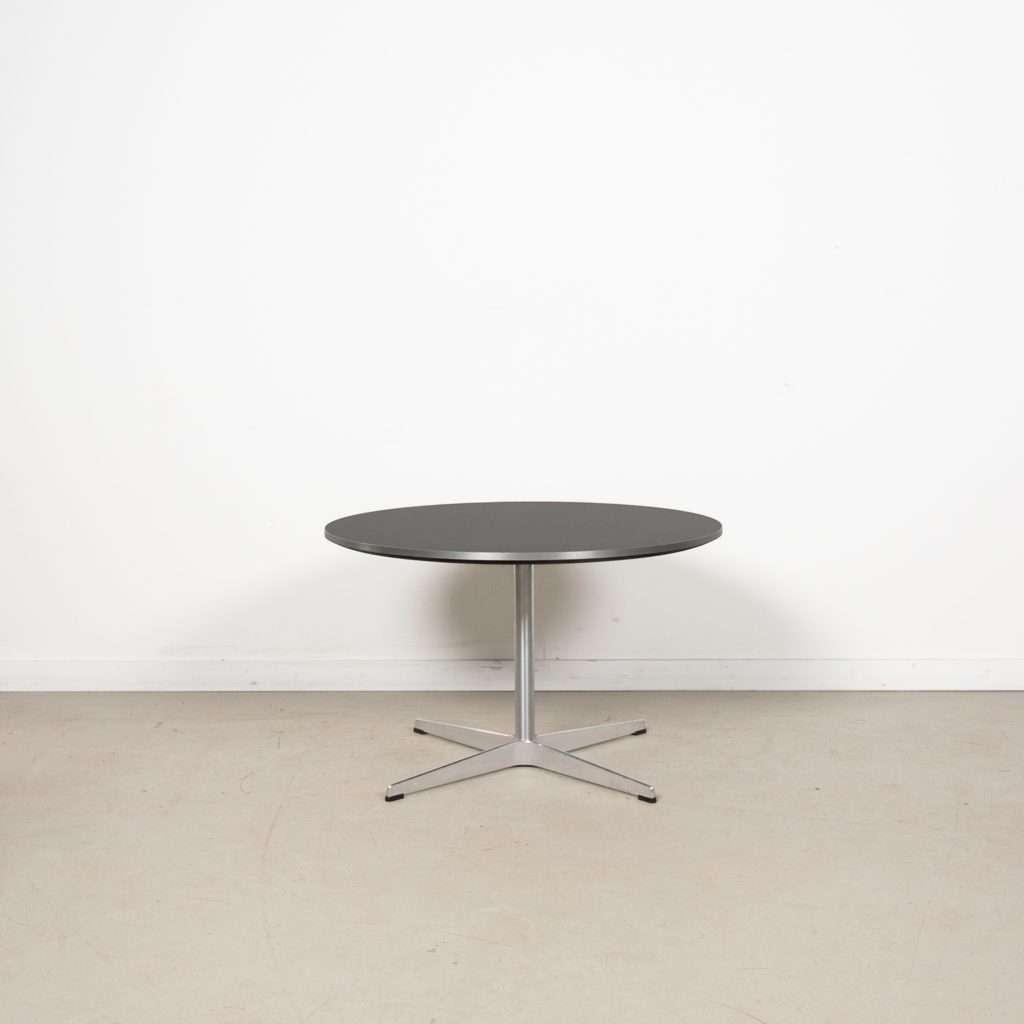 1x Fritz Hansen A222 Tafel Zwart Ø75 cm - Aluminium