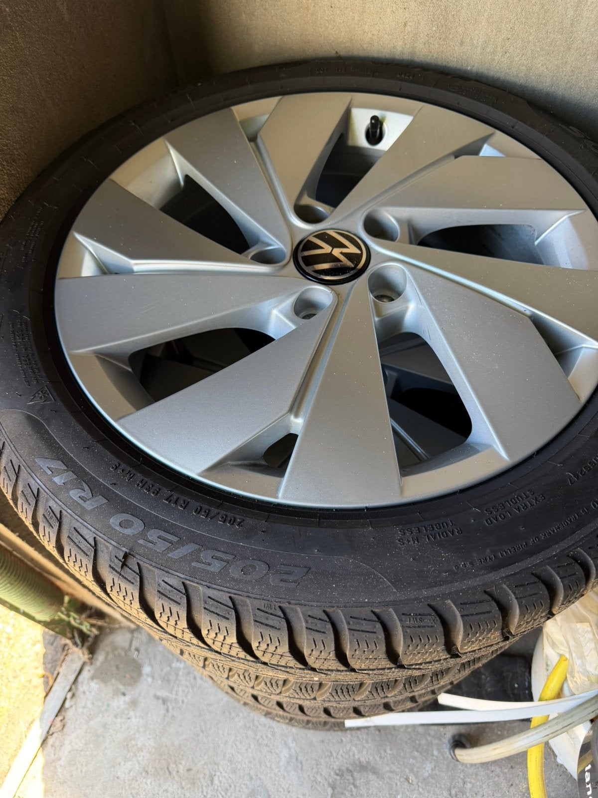 Originele VW Golf 8 velgen met winterbanden.Pirelli als nieu, 16 inch, Banden en Velgen, 205 mm, Winterbanden