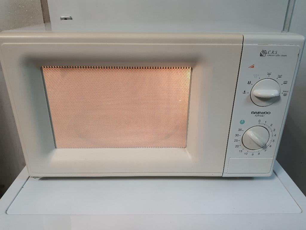 Schone Daewoo SOLO magnetron 1200Watt werkt Uitstekend, Witgoed en Apparatuur, Magnetrons, Ophalen, Draaiplateau, Magnetron, Zo goed als nieuw