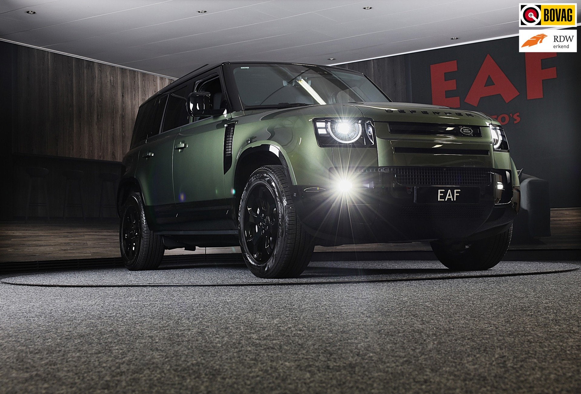 Land Rover Defender 110 2.0 P300e 110 X-Dynamic SE / FACELIF, Auto's, Automaat, Gebruikt, Zwart, 4 cilinders