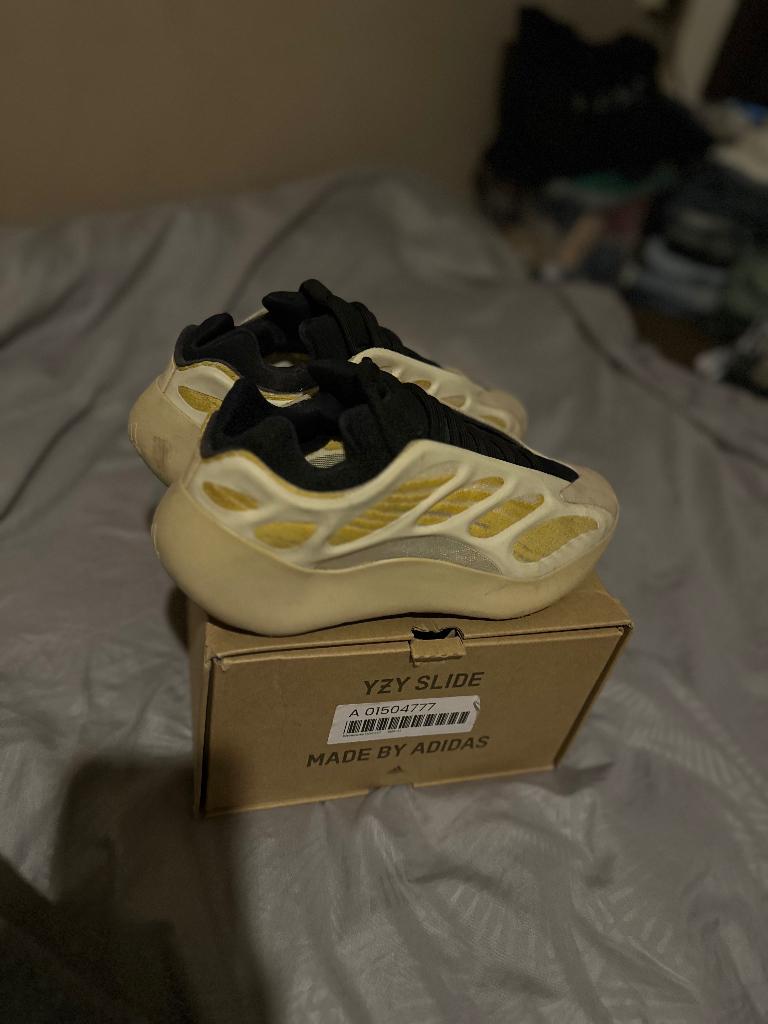 Yeezy 700 v3 safflower (43), Kleding | Heren, Schoenen, Ophalen, Overige kleuren, Sneakers of Gympen, Adidas Yeezy