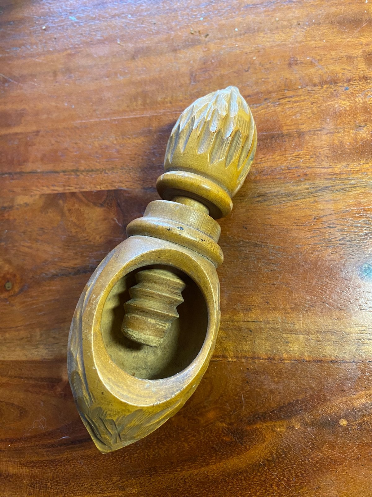 Oude houten notenkraker in de vorm van een walnoot., Ophalen of Verzenden