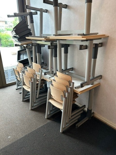 school of kinderopvang tafels en stoeltjes. TEAB., Ophalen, Gebruikt, Hout, Grijs
