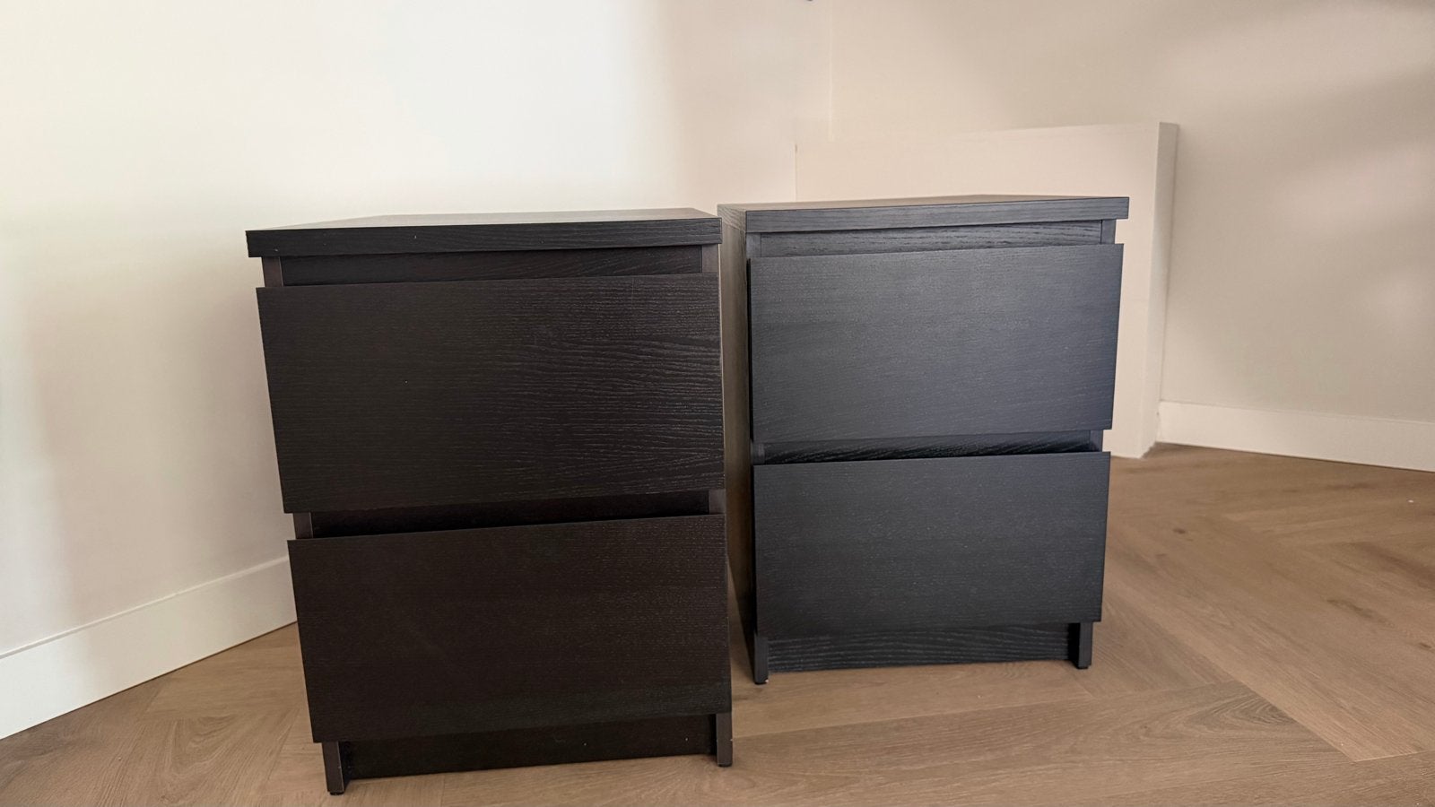 Twee IKEA Malm nachtkastjes zwart met twee lades, Huis en Inrichting, Slaapkamer | Nachtkastjes, Ophalen, Gebruikt, Minder dan 45 cm
