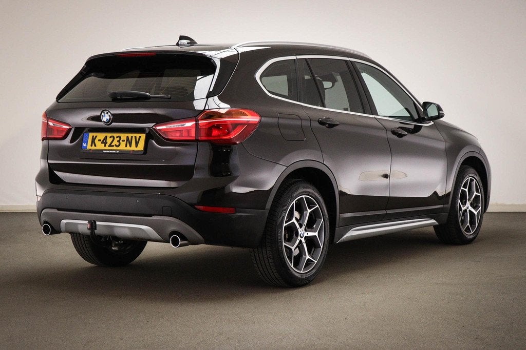 BMW X1 sDrive20i High Executive | LED | LEDER | STUUR / STOE, Leder, Bedrijf, SUV of Terreinwagen, 84 €/maand