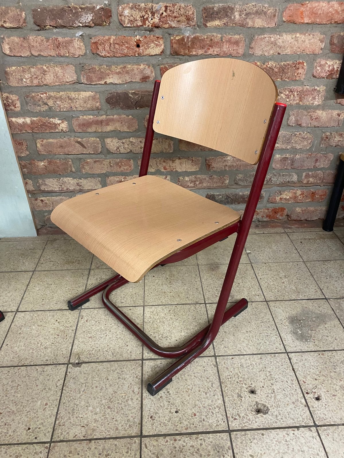 Vintage schoolstoel kantinestoel zithoogte 39cm stapelbaar, Huis en Inrichting, Stoelen, Ophalen, Gebruikt, Rood
