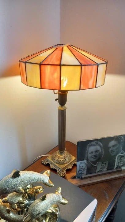 Tiffany Stijl Tafellamp met Oranje en Gele Glas-in-lood Kap, Ophalen of Verzenden