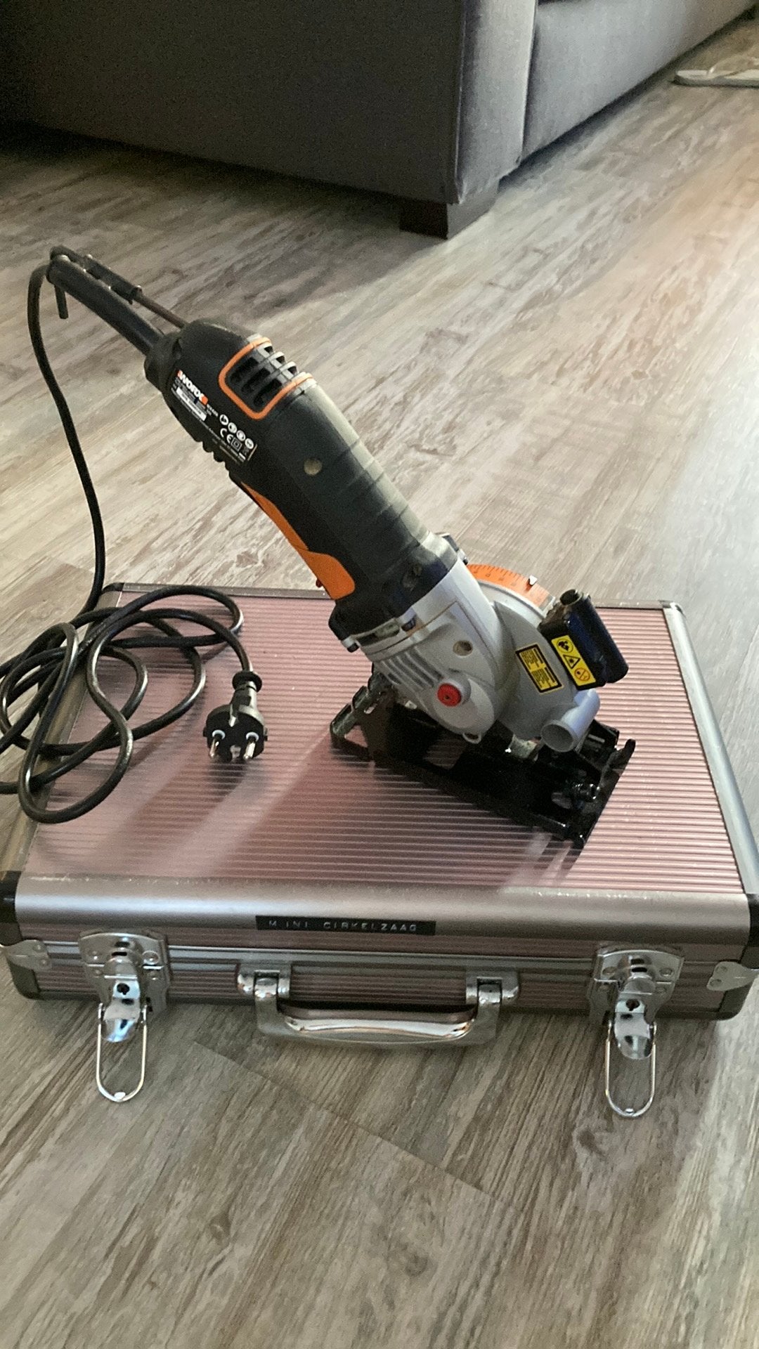 Worx WX 427    Mini Cirkel zaag, Doe-het-zelf en Verbouw, Gereedschap | Zaagmachines, Ophalen, Cirkelzaag, 600 tot 1200 watt, Zo goed als nieuw