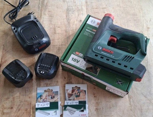 Bosch UniversalTacker 18V-14 met 2 accu's, lader en nietjes, Ophalen of Verzenden, Zo goed als nieuw