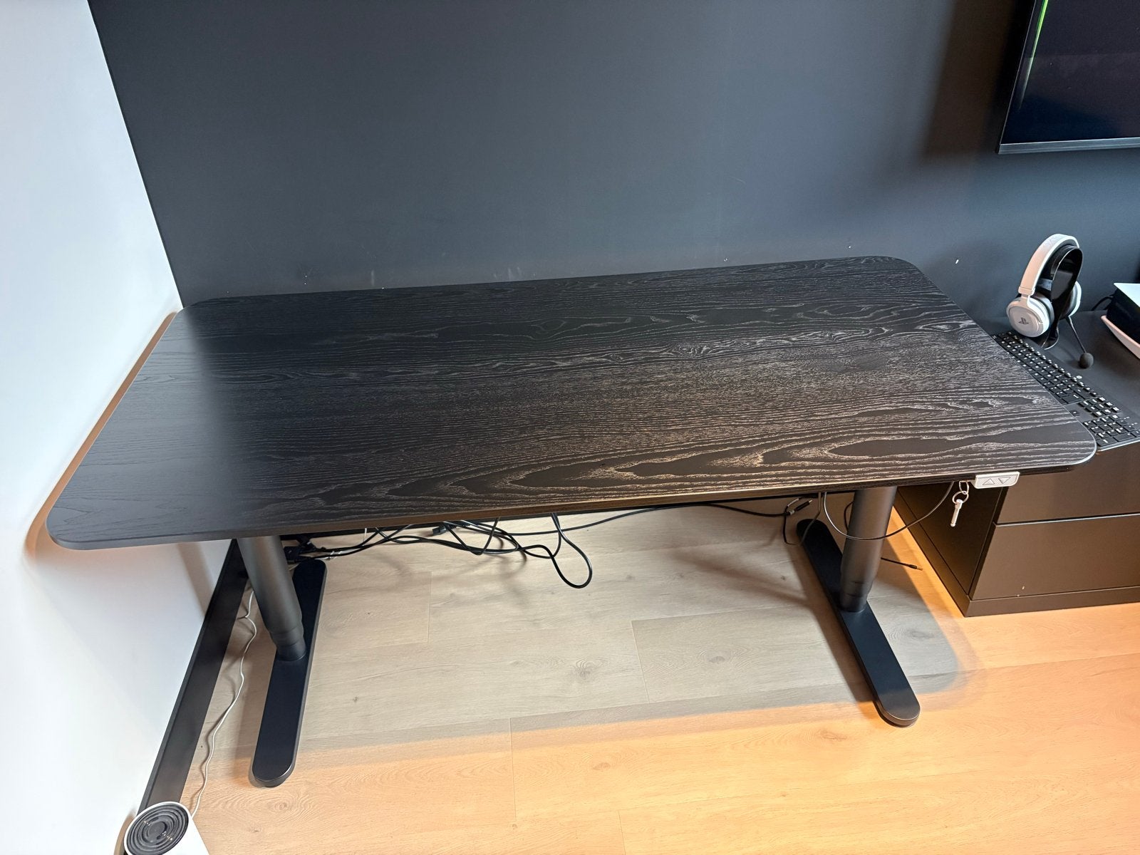 Ikea elektrisch zit-sta bureau zwart eikenpatroon 160x80cm, Ophalen, Elektrisch, Hout, Zo goed als nieuw