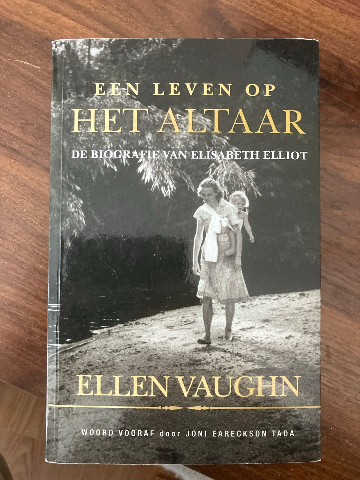 Een Leven op het Altaar - Biografie Elisabeth Elliot, Ophalen of Verzenden, Zo goed als nieuw, Religie