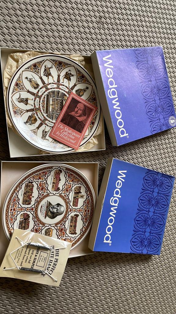 GRATIS: 2 Wedgwood Shakespeare borden, Antiek en Kunst, Ophalen
