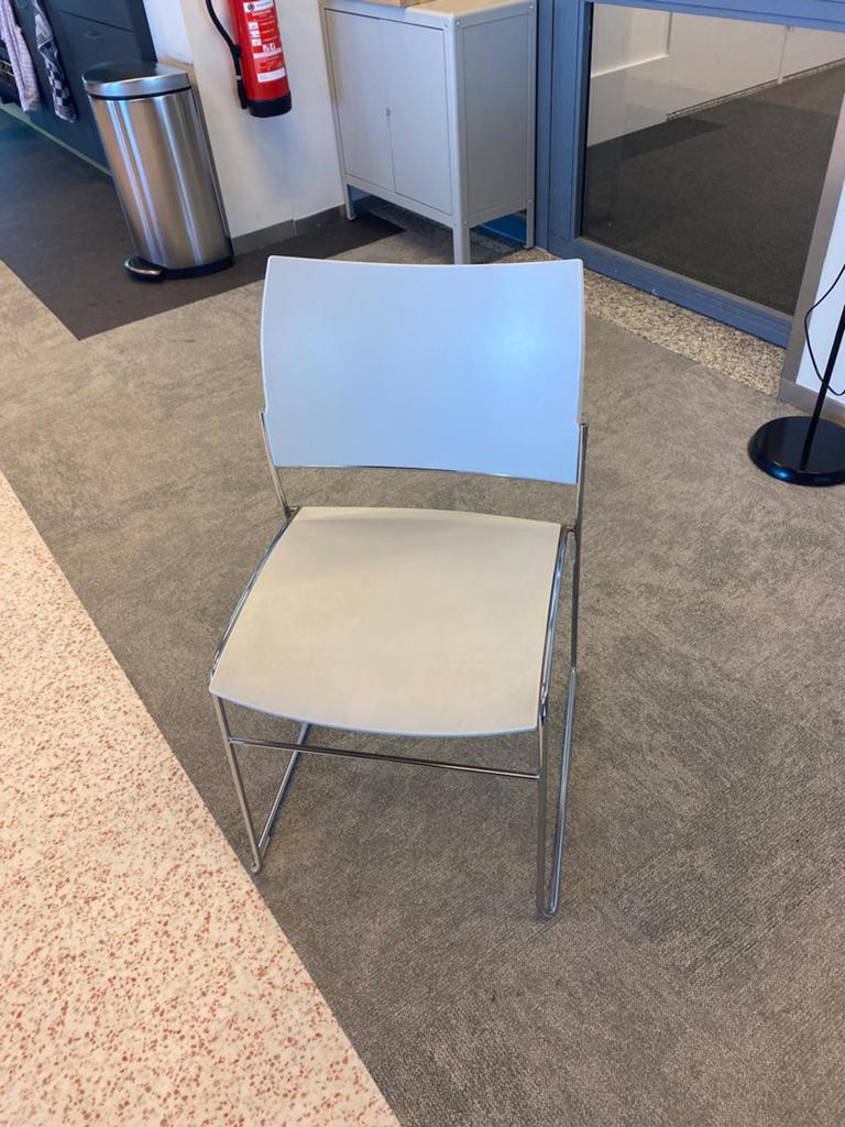 Casala Curvy lichtgrijs 8st, prijs per stuk GRATIS BEZORGD, Ophalen of Verzenden, Zo goed als nieuw, Grijs, Vijf, Zes of meer stoelen