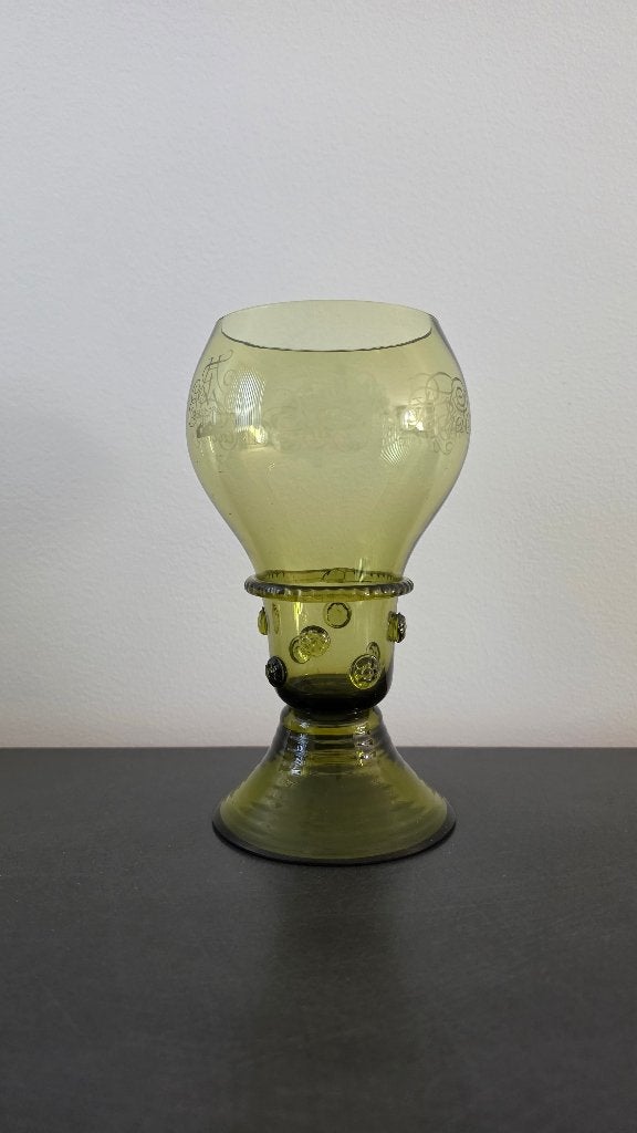 Antieke Groene Glazen Bokaal met Decoratie, Antiek en Kunst, Ophalen of Verzenden