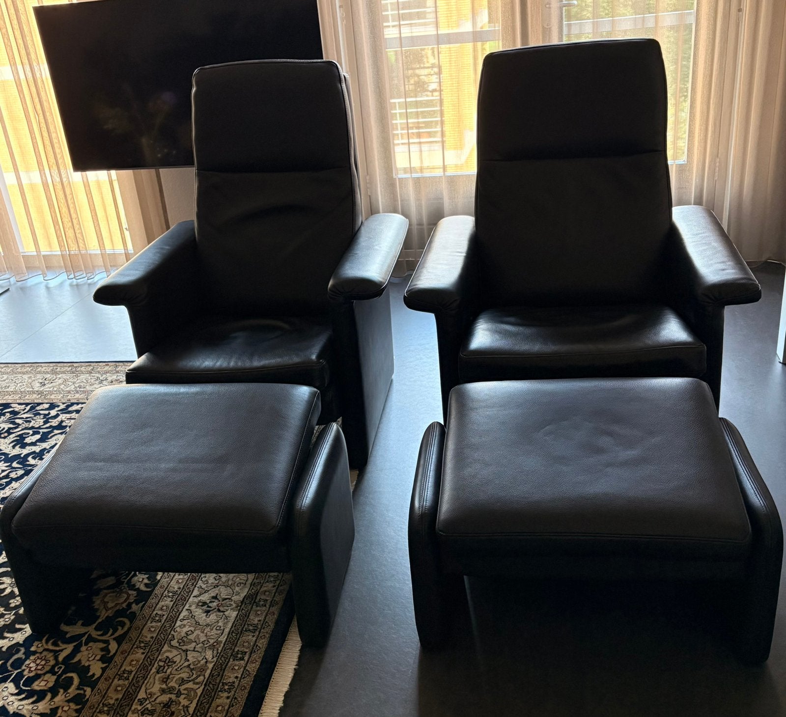 Perida 2 zwart leren stoelen met  2  poefs 7260€, Huis en Inrichting, Ophalen, Zo goed als nieuw, 75 tot 100 cm