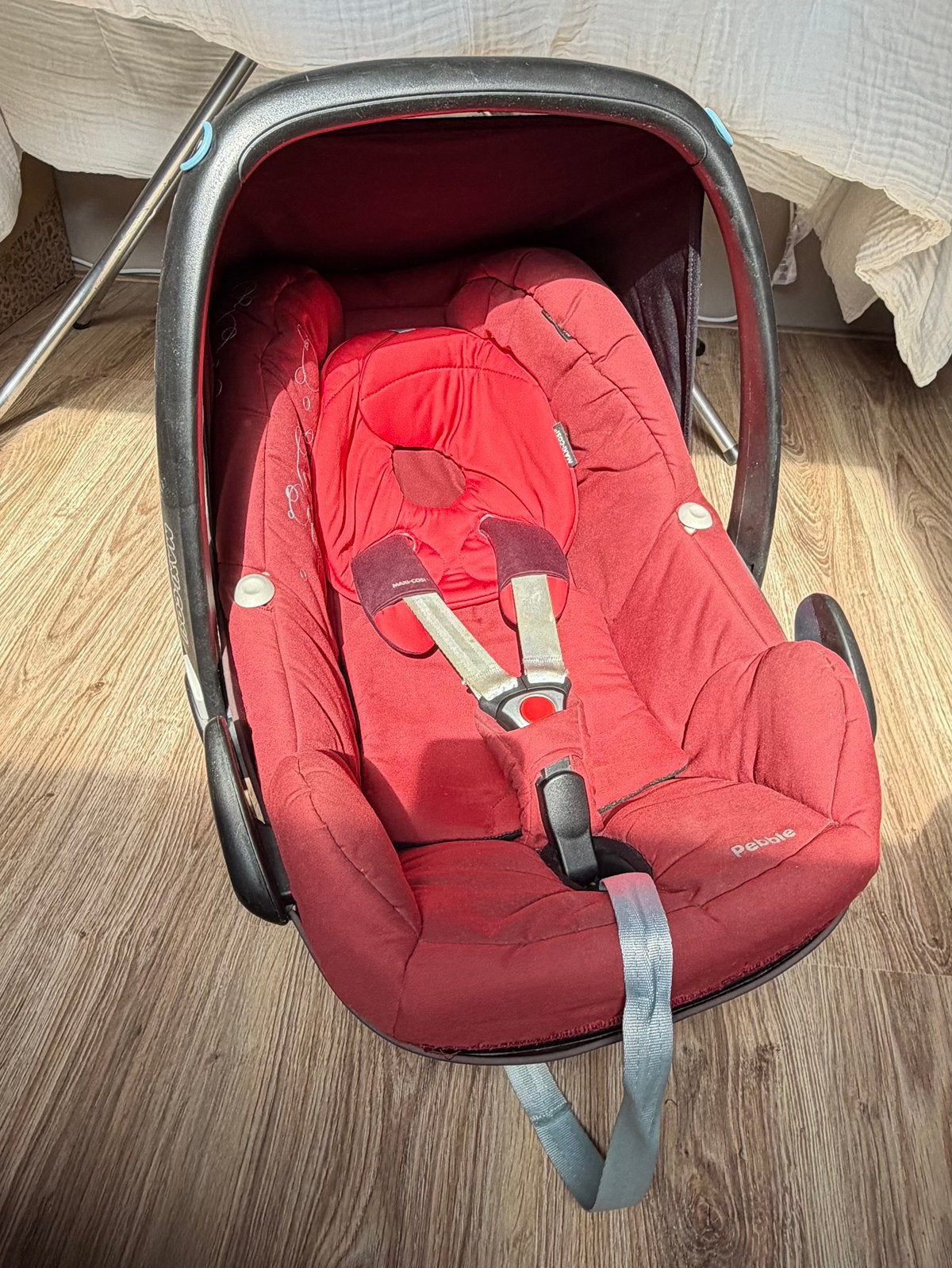 Maxi-cosi Pebble + 2 taupe hoezen, Ophalen, Autogordel, Zo goed als nieuw, 0 t/m 13 kg