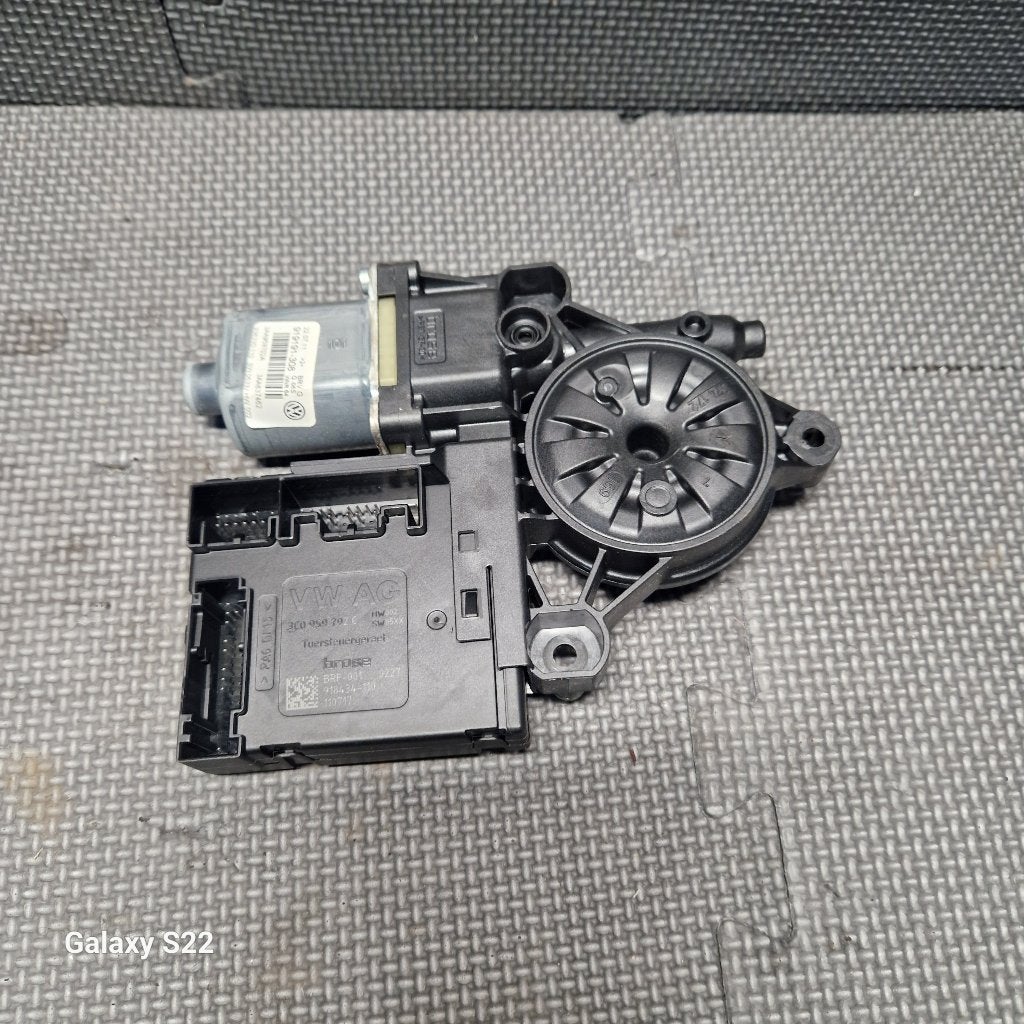 VOLKSWAGEN PASSAT B7 RAAMMOTOR RECHTS VOOR / 3AA959702A, Gebruikt, Volkswagen, Volkswagen AG, Berliner Ring 2, 38440 Wolfsburg, Deutschland