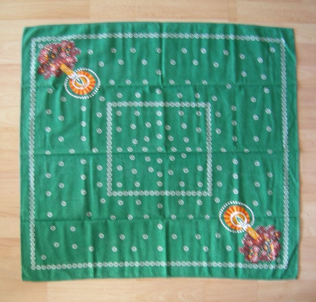 Kerst Tafelkleedje Groen. Afmeting: LxB 82x76 cm. Gebruikt., Diversen, Ophalen of Verzenden, Gebruikt