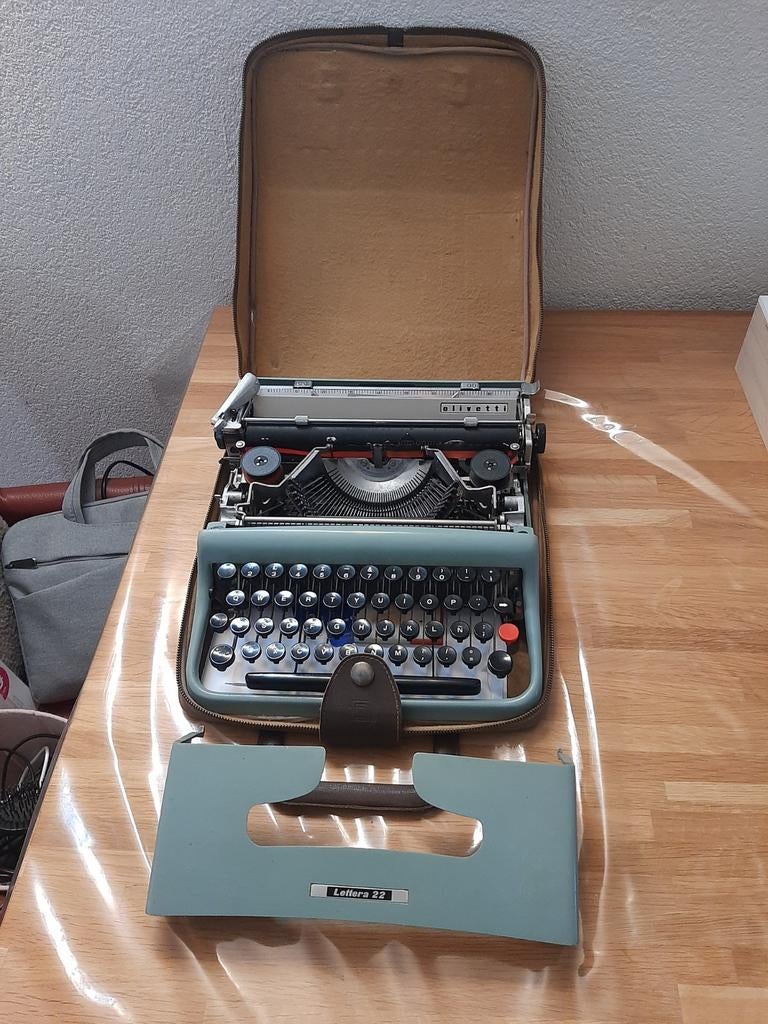 OLIVETTI LETTERA 22 - ITALIAN DESIGN, Ophalen of Verzenden