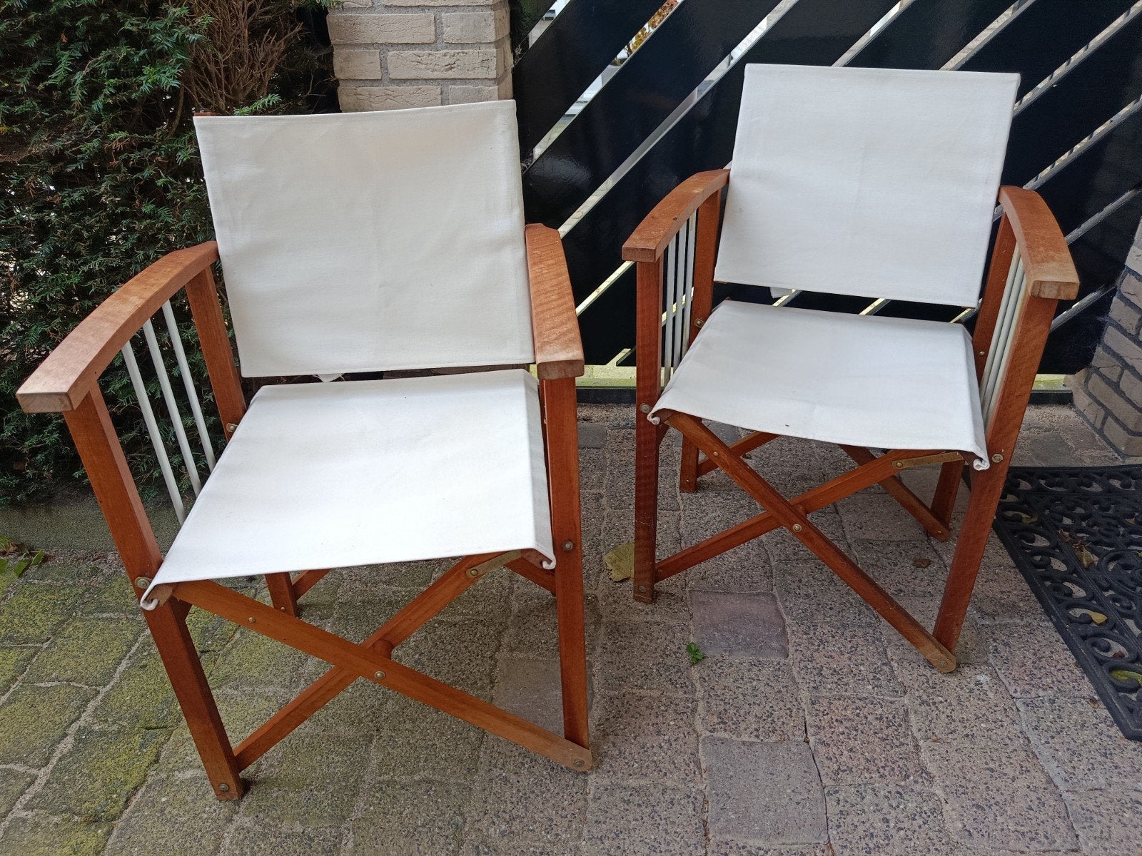 Twee houten regisseur stoelen met witte canvas zitting, Ophalen, Gebruikt, Hout, Inklapbaar