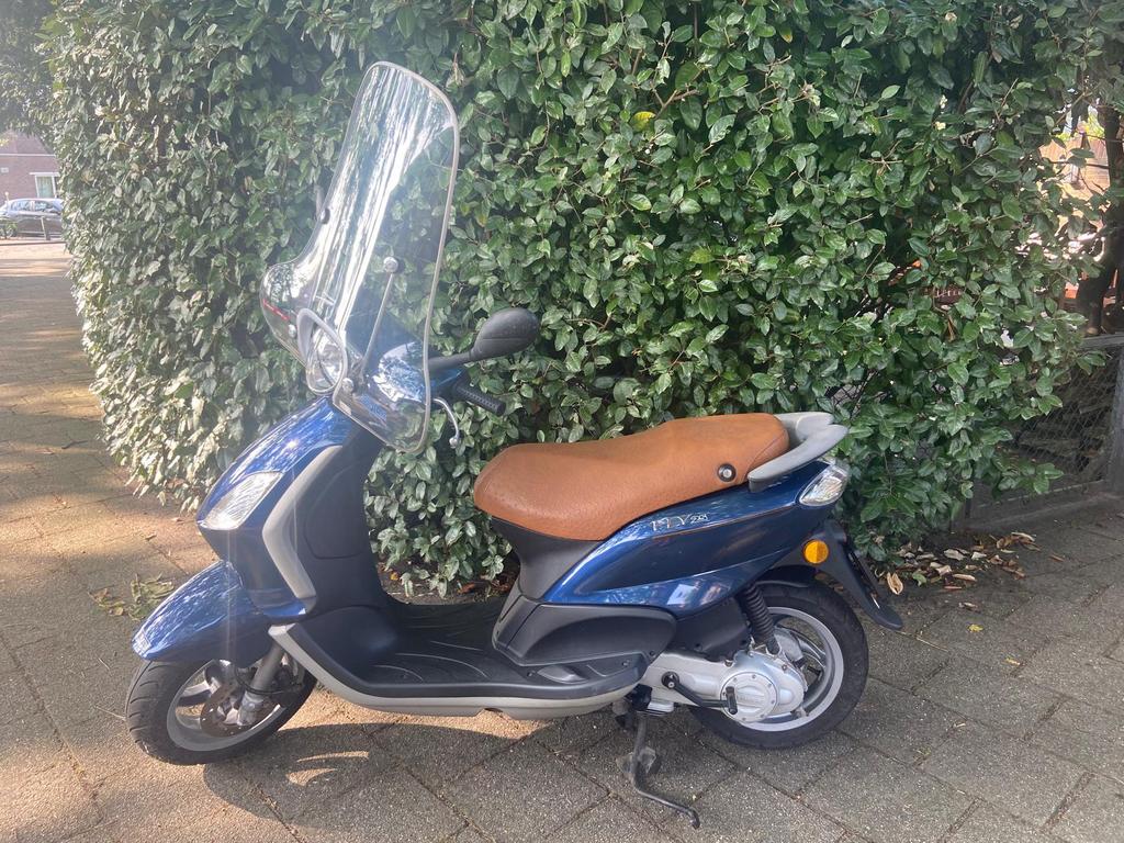 Scooter Piaggio Fly 25, km stand 1912 km, Fietsen en Brommers, Ophalen, Zo goed als nieuw, Benzine, Fly