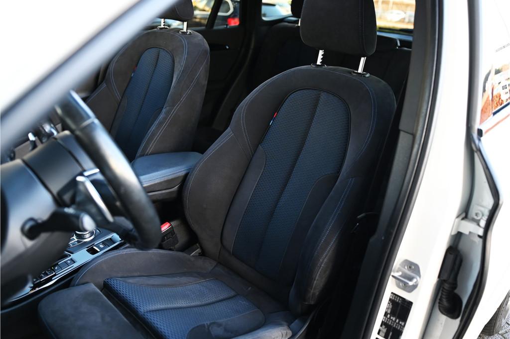 BMW X1 xDrive20i M Sport Automaat / Trekhaak / Panoramadak /, Auto's, Gebruikt, Alcantara, Wit, Bedrijf