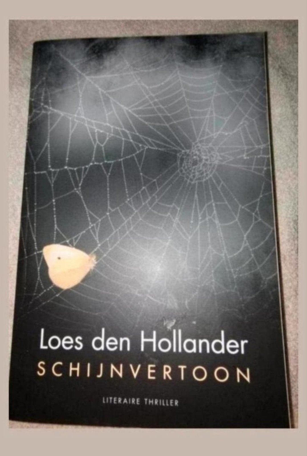 Loes den Hollander - Schijnvertoon (Literaire Thriller), Ophalen of Verzenden, Zo goed als nieuw, Loes den Hollander, Nederland