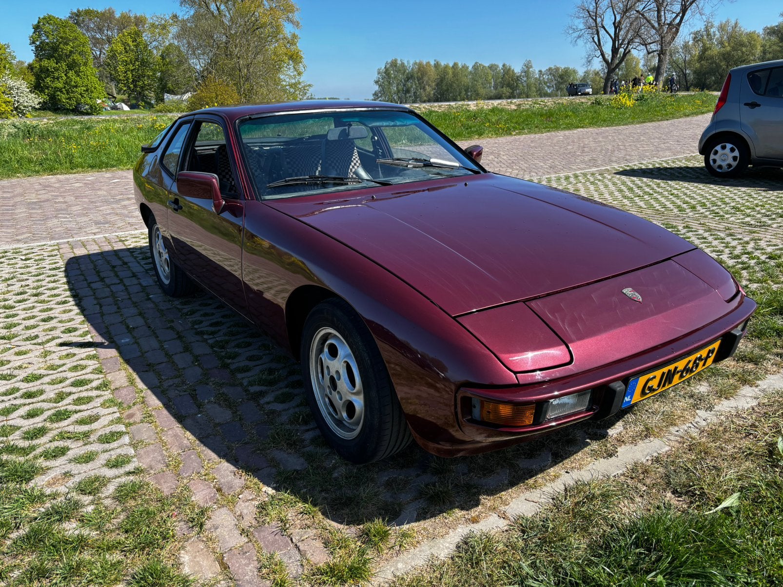 Porsche 924 1983 PASHA RUBINROT MET., 4 cilinders, 1984 cc, 4 stoelen, Handgeschakeld