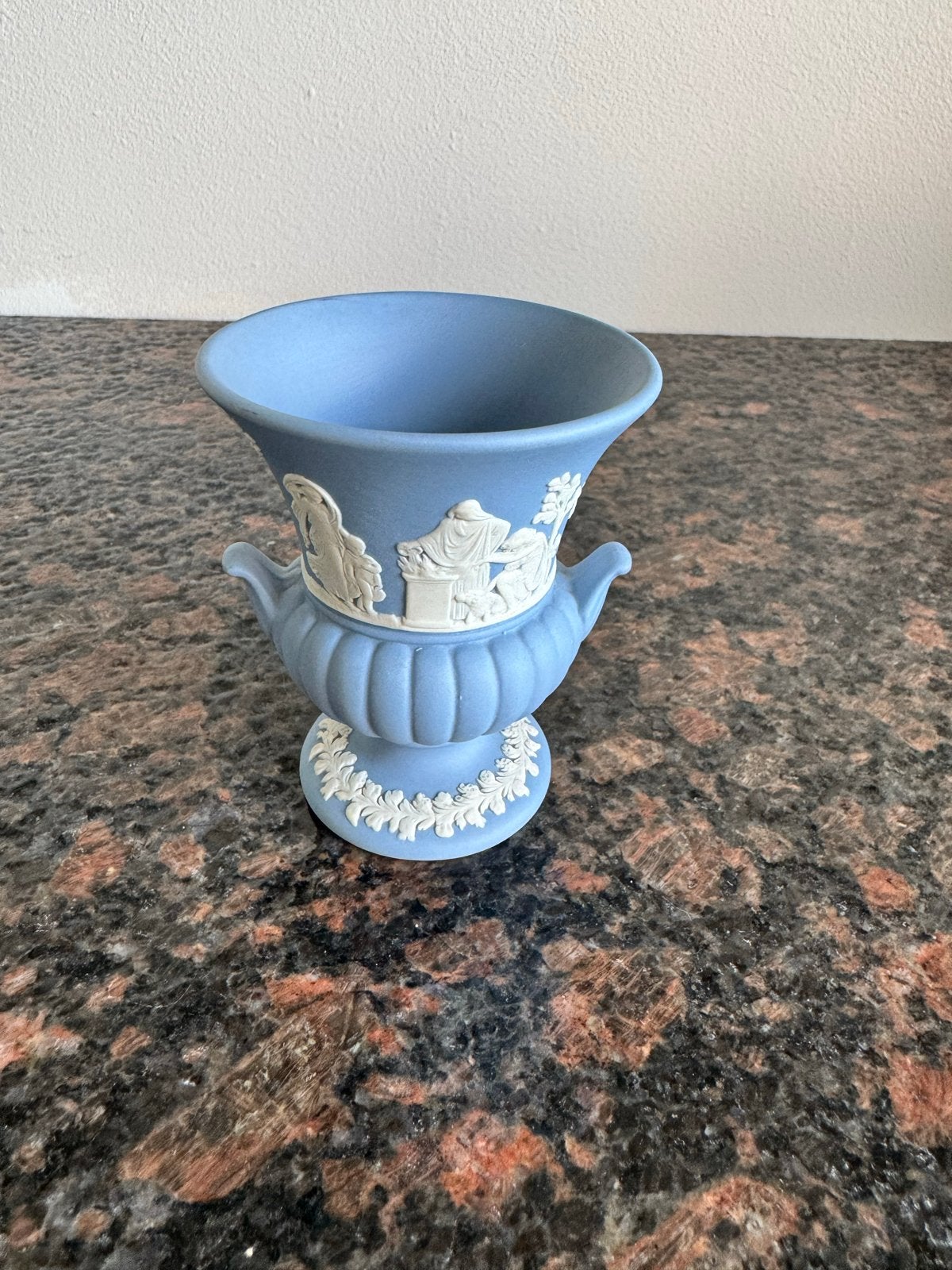 Wedgwood Jasperware lepelvaasje - Klassiek Blauw met Reliëf, Antiek en Kunst, Ophalen of Verzenden