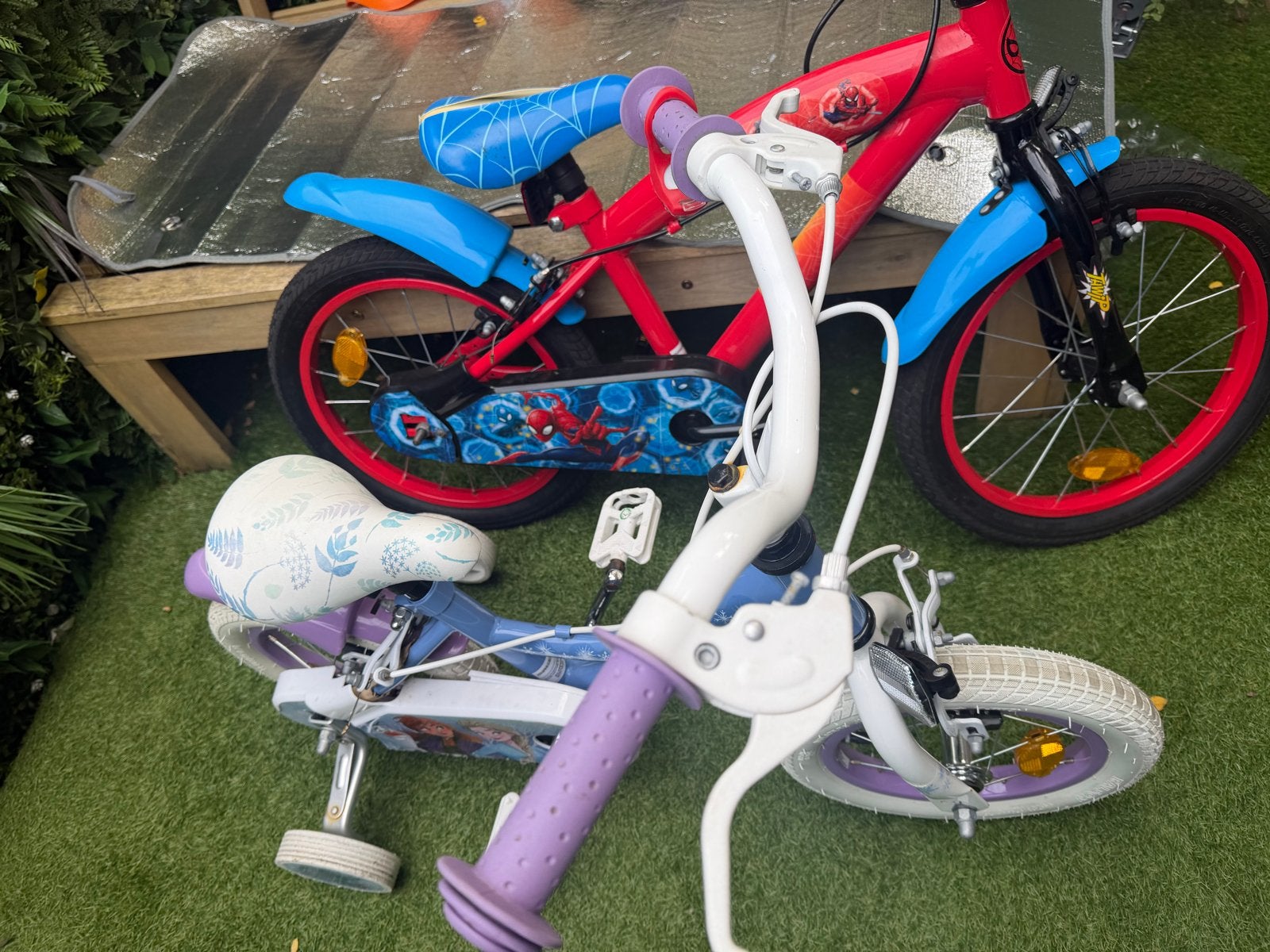 Twee kinderfietsen: Elsa meisjesfiets & Spider-Man jongensfi, Ophalen, Gebruikt, 16 tot 20 inch, Zijwieltjes