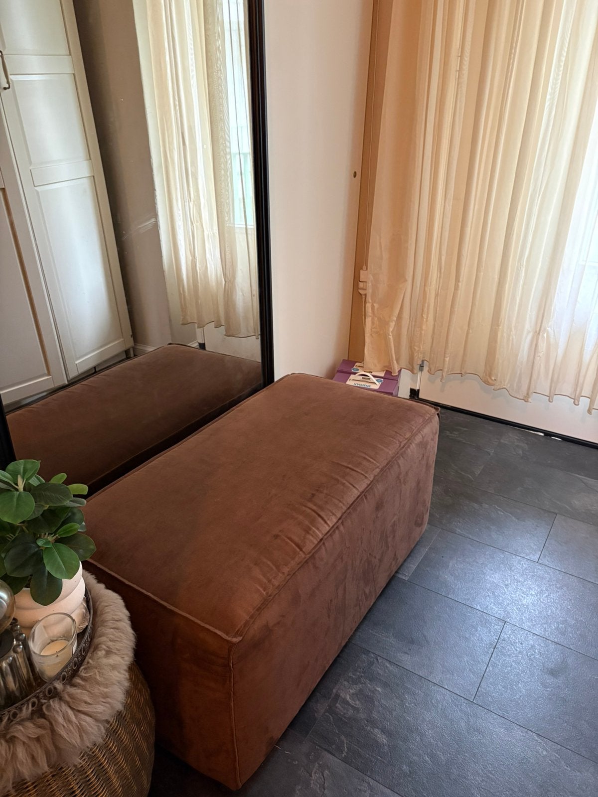 2x Luxe grote hocker / poef velvet velours bruin / cognac, Huis en Inrichting, Ophalen of Verzenden, Zo goed als nieuw, Stof