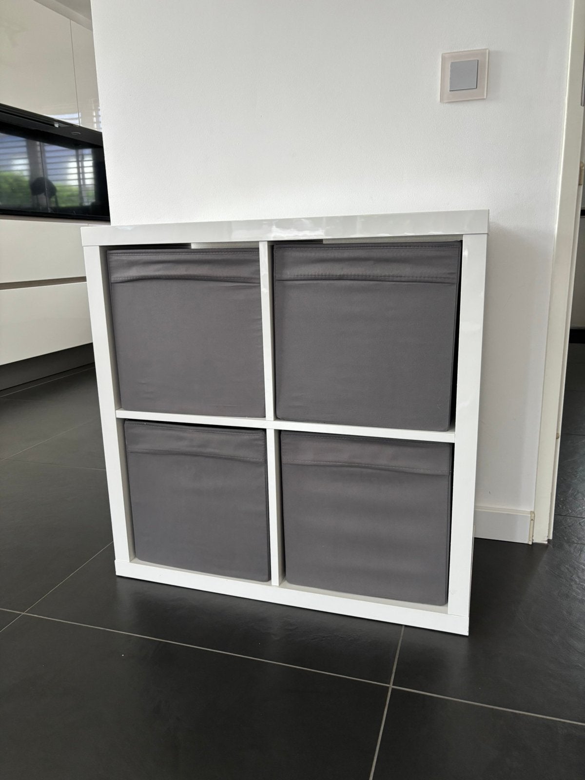 Ikea Kallax wit 77x77 cm met 4 grijze bakken Dröna, Ophalen, Zo goed als nieuw