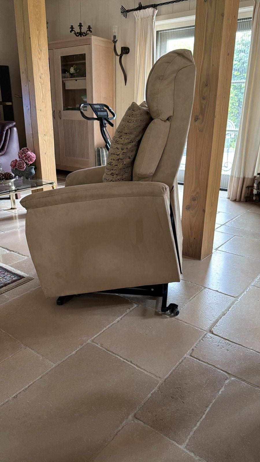 Comfortabele beige sta op stoel met elektrische bediening, Ophalen, Zo goed als nieuw, Stof, 75 tot 100 cm