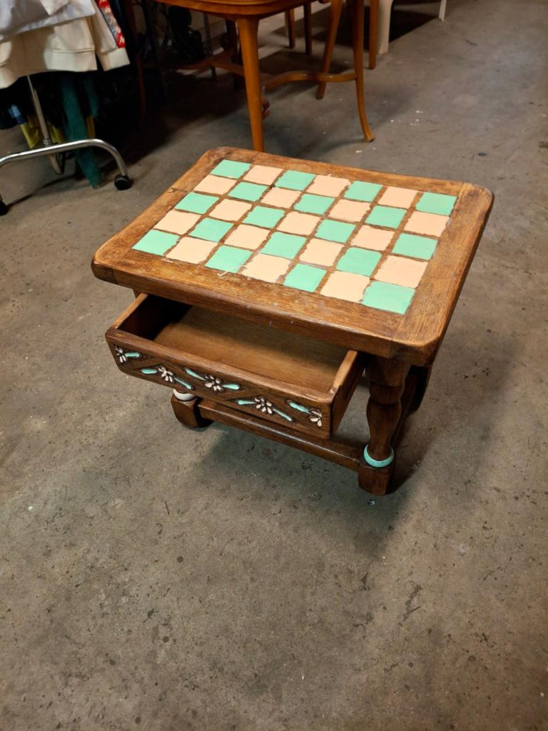 Vintage bijzettafel met lade en tegels, Huis en Inrichting, Minder dan 45 cm, Minder dan 55 cm, Gebruikt, Rechthoekig