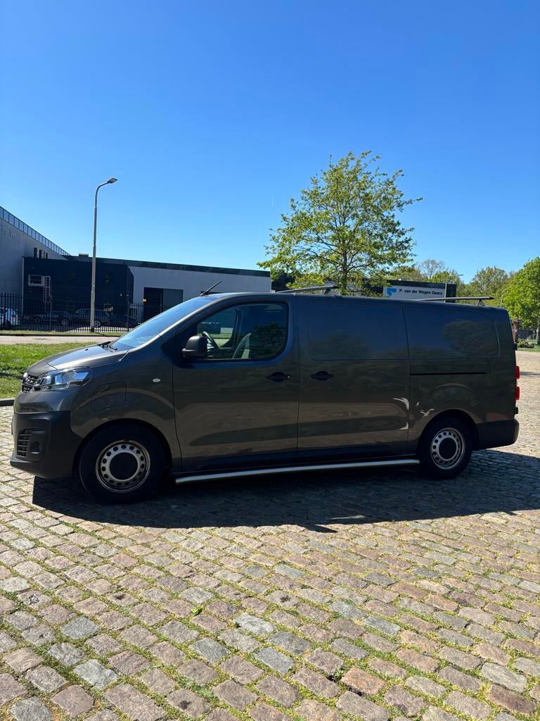 Opel Vivaro-e GB 75kWh 136pk L3h1 2023 Grijs, Auto's, Bestelauto's, Zwart, Navigatiesysteem, Origineel Nederlands, Elektrisch